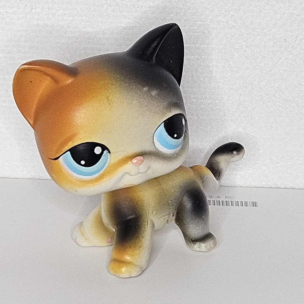 Littlest‎ Pet Shop #106 Shorthair CALICO CAT- Blue Dot Eyes- Red Magnet-